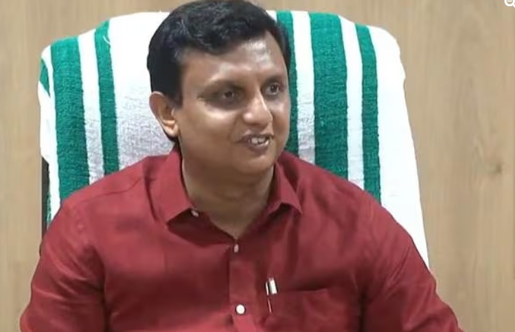 വണ്‍വേ തെറ്റിച്ച് മന്ത്രി റിയാസിന്റെ വാഹനം; എതിരെ ബസ്, ഗതാഗത കുരുക്ക്