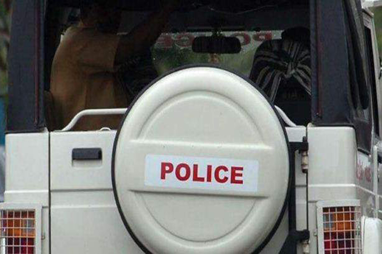 മകന് ഭക്ഷ്യവിഷബാധ; ആദ്യം ബഹളംവെച്ചു, പരാതിപ്പെട്ടപ്പോള്‍ ബൈക്കിടിച്ച് കയറ്റി, വെട്ടുകത്തിയുമായി ഭീഷണി, പൊലീസുകാരനെതിരെ വധശ്രമത്തിന് കേസ്