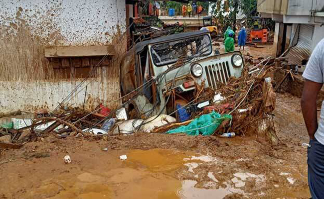 വയനാട് ദുരന്തത്തിന്റെ വ്യാപ്‌തിയേറുന്നു; ഉരുൾപൊട്ടലുണ്ടായ പ്രദേശത്ത് താമസിച്ചിരുന്നത് 250ഓളം കുടുംബങ്ങൾ, മരണം 60 ആയി,ദുരന്ത ബാധിതരുടെ കുടുംബത്തിന് 2 ലക്ഷം രൂപ ധനസഹായം പ്രഖ്യാപിച്ച് സംസ്ഥാനസര്‍ക്കാര്‍