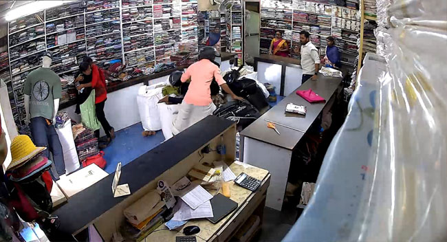 കുട്ടി ആക്‌സിലറേറ്ററില്‍ കൈ വച്ചു’; ഹരിപ്പാട്ട് നിയന്ത്രണം വിട്ട സ്‌കൂട്ടര്‍ തുണിക്കടയിലേക്ക് ഇടിച്ചുകയറി