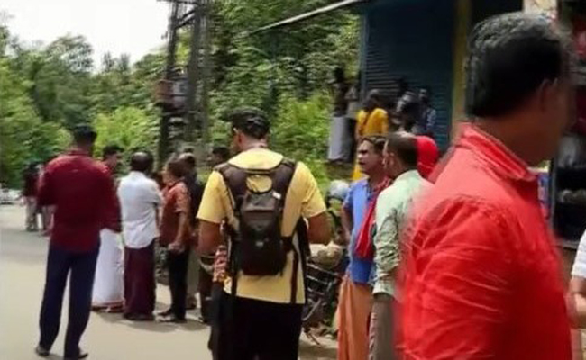 പാറക്കല്ല് ഉരുണ്ടു വരുന്നതു പോലെ ശബ്ദം, പാത്രങ്ങള്‍ വീണു, ജനലുകള്‍ ഇളകി’