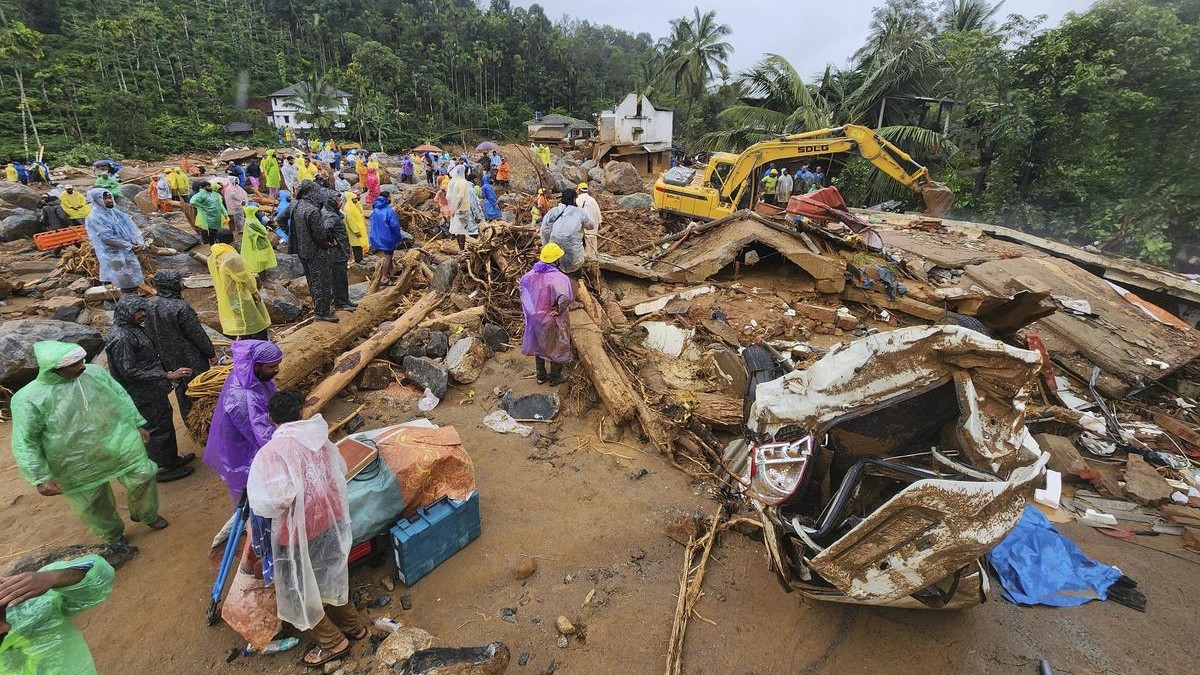 ‘മണ്ണിനടിയില്‍ എന്റെ വീട്ടുകാരുണ്ട്, പതിയെ മണ്ണ് നീക്കണം’; പൊട്ടിക്കരഞ്ഞ് യുവാവ്; വേദന പങ്കുവച്ച് ഹിറ്റാച്ചി ഓപ്പറേറ്റര്‍മാര്‍