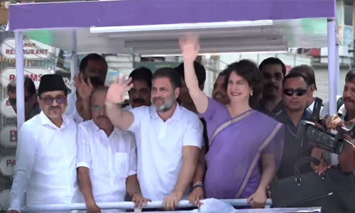 കന്നിയങ്കം: വയനാടിനെ ഇളക്കിമറിച്ച് പ്രിയങ്ക; രാഹുലിനൊപ്പം റോഡ് ഷോ