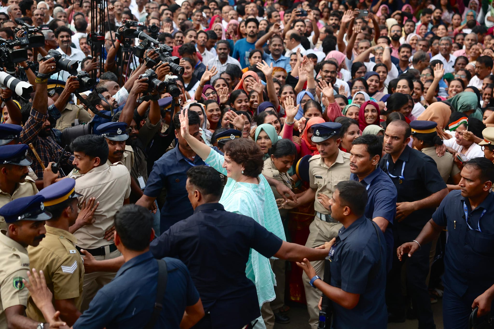 വോട്ടെടുപ്പ് കഴിയും വരെ പ്രിയങ്ക വയനാട്ടില്‍; ബിജെപി പ്രചാരണത്തിന് കേന്ദ്ര നേതാക്കളെത്തില്ല; ഇടതു പ്രചാരണം നയിക്കാന്‍ പിണറായി