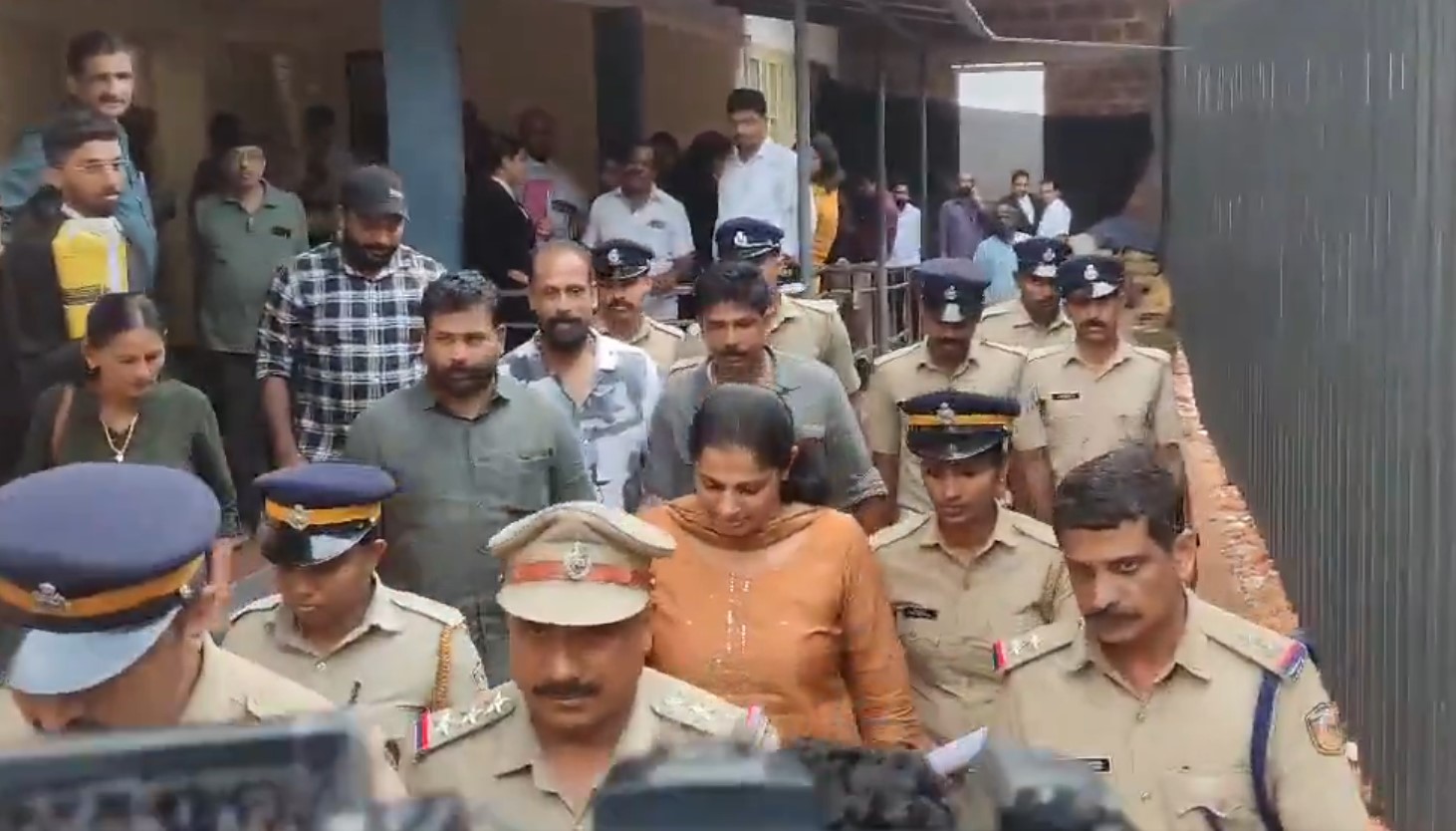 ആദ്യ ദിനത്തിൽ മാധ്യമ പ്രവർത്തകരെ നോക്കി പുഞ്ചിരി; ചിരി വറ്റി ദിവ്യ, അഞ്ച് മണിക്കൂർ ചോദ്യം ചെയ്തു; തലകുനിച്ച് ജയിലിലേക്ക് മടക്കം