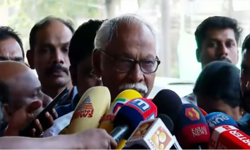 നഴ്‌സ് പറഞ്ഞു ഉറങ്ങുകയല്ല, വിളിച്ചോളൂ എന്ന് പറഞ്ഞു. തോളത്ത് തട്ടി ഞാൻ വിളിച്ചു. ഇന്ന ആളാണ് ഞാൻ എന്ന് പറഞ്ഞു; ഒരു പ്രതികരണവുമില്ല. ഓർമ്മ ഉണ്ട്, സംസാരിക്കാനാവുന്നില്ല’; എംടിയെ ആശുപത്രിയിൽ സന്ദർശിച്ച് കാരശ്ശേരി