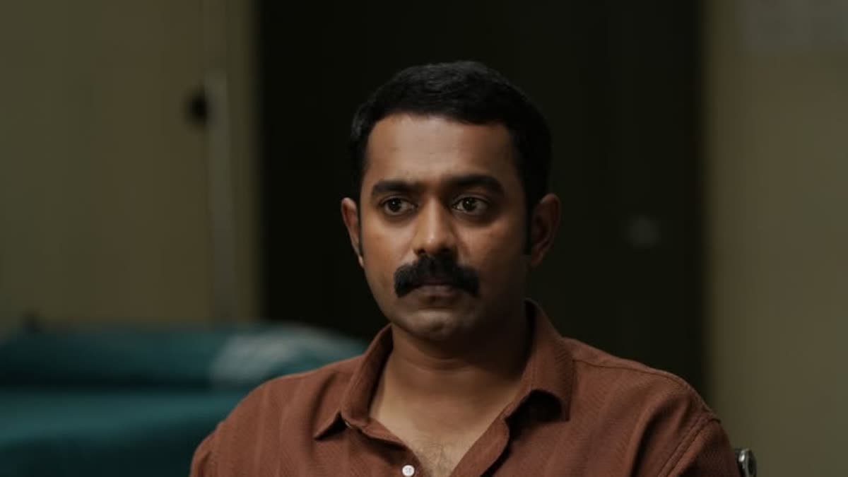 ഒരു നടൻ മാത്രമല്ല വലിയ മനുഷ്യൻ കൂടിയാണ്’; ‘ഇനി കരയരുത്…’ സഹതാരത്തോട് ക്ഷമ ചോദിച്ച് ആസിഫ് അലി