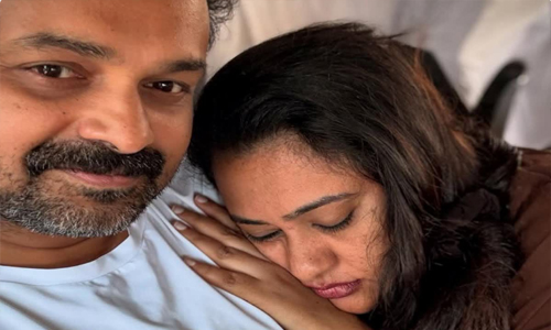 ഭർത്താവ് ഓൺ ഡ്യൂട്ടി! എൻറെ പ്രിയേ, ഇതിനായി നീ എത്രമാത്രം കൊതിച്ചെന്ന് എനിക്കറിയാം”, കുറിപ്പുമായി കുഞ്ചാക്കോ ബോബൻ