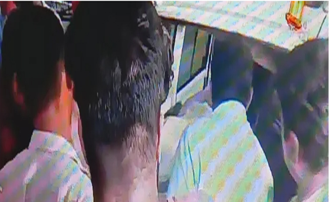 പന്നിയെ തുരത്താൻ വെച്ച കെണി പത്താം ക്ലാസ് വിദ്യാർത്ഥിയുടെ ജീവനെടുത്തു; ഫുട്ബോൾ കളി കഴിഞ്ഞ് മടങ്ങുകയായിരുന്നു. സംഭവം വഴിക്കടവിൽ; പരിക്കേറ്റ രണ്ട് പേരിൽ ഒരാളുടെ നില ഗുരുതരം