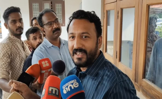 “ഭാരതാംബ വിവാദം സിപിഎമ്മിൻ്റെ തട്ടിപ്പ്”, ആര്‍എസ്‌എസ് ഗവര്‍ണര്‍ക്ക് ചായ സല്‍ക്കാരം നടത്തുന്ന ആളാണ് മുഖ്യമന്ത്രിയെന്ന വിമര്‍ശനവുമായി രാഹുല്‍