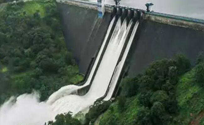 മുല്ലപ്പെരിയാർ ഡാം തുറന്നു; 13 ഷട്ടറുകൾ ഉയർത്തി, 250 ക്യുസെക്സ് വെള്ളം പെരിയാറിലേക്ക്, ജാ​ഗ്രതാ നിർദേശം