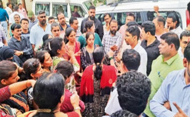 ശുചിമുറിയില്‍ രക്തക്കറ; സ്‌കൂളില്‍ കുട്ടികളെ വിവസ്ത്രരാക്കി ആര്‍ത്തവ പരിശോധന നടത്തി; പ്രിന്‍സിപ്പലും സഹായിയും അറസ്റ്റില്‍