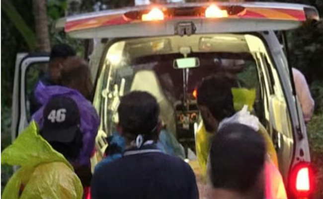 ഫറോക്കില്‍ വീട്ടുമുറ്റത്ത് ഹെല്‍മറ്റ് ധരിച്ച നിലയില്‍ മൃതദേഹം; രണ്ട് ദിവസത്തിലേറെ പഴക്കം, വിരലുകള്‍ ദ്രവിച്ച നിലയില്‍