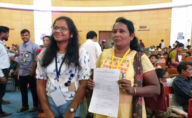 മകളെ തോൽപ്പിച്ച് അമ്മ നീറ്റ് പരീക്ഷയിൽ മുന്നിലെത്തി; 49 വയസുകാരി അമുദവല്ലി എംബിബിഎസ് പഠനത്തിന്