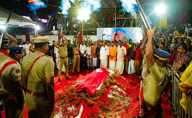 വിഎസിന്റെ പോരാട്ട ജീവിതവുമായി ലയിച്ചുചേര്‍ന്ന വലിയ ചുടുകാട്; പുന്നപ്ര വയലാര്‍ രക്തസാക്ഷികള്‍ക്കൊപ്പം അന്ത്യവിശ്രമം