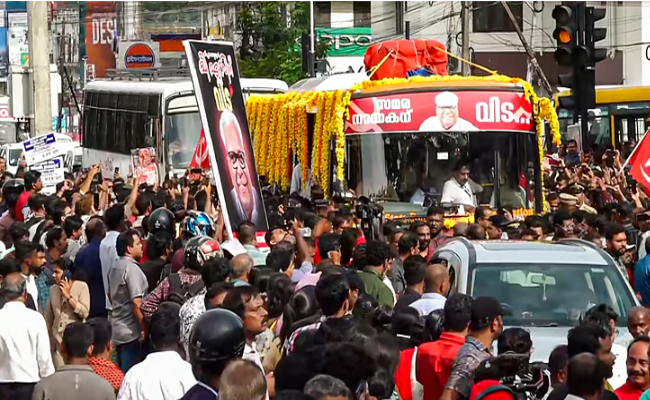 അണമുറിയാതെ ജനം; വിലാപയാത്ര വിഎസിന്റെ മണ്ണില്‍, മൃതദേഹം കുടുംബ വീട്ടിലെത്തിച്ചു. ആലപ്പുഴ ഡിസിയിലും റിക്രിയേഷന്‍ ഗ്രൗണ്ടിലും പൊതുദര്‍ശനം. സംസ്ക്കാരം വൈകീട്ട്