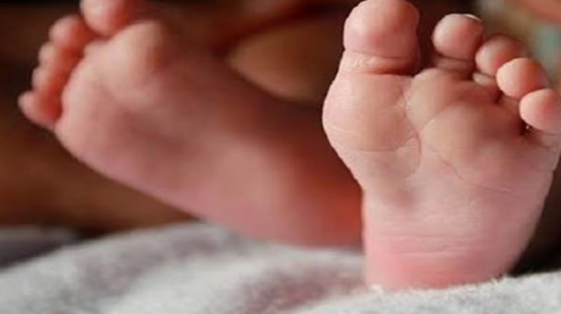 റെസിഡൻഷ്യൽ സ്കൂളിലെ ഒമ്പതാം ക്ലാസ് വിദ്യാർഥി ശുചിമുറിയിൽ ആൺകുഞ്ഞിന് ജന്മം നൽകി, രണ്ട് അധ്യാപകർക്ക് സസ്പെൻഷൻ