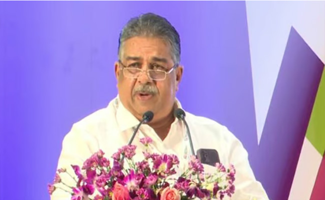 പുതുമുഖങ്ങള്‍ക്ക് ഒന്നരക്കോടി നല്‍കുന്നത് നഷ്ടമായി കാണുന്നില്ല’; അടൂരിന് സജി ചെറിയാന്റെ മറുപടി