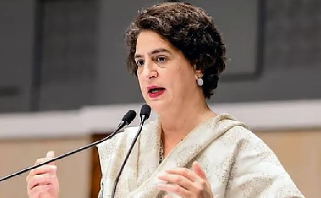 വിവാദങ്ങളില്‍ അതൃപ്തി; ഡിസിസി നേതൃമാറ്റം ആവശ്യപ്പെട്ട് പ്രിയങ്കാ ഗാന്ധി