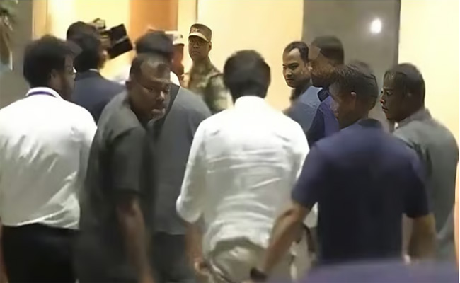 ഒന്നു മിണ്ടാതെ ഓടിപ്പോയി, അയാളെ അറസ്റ്റ് ചെയ്യണം’; ദുരന്തത്തിനിടെ ചെന്നൈയിലേക്ക് മടങ്ങിയ വിജയിനെതിരെ രൂക്ഷ വിമര്‍ശനം