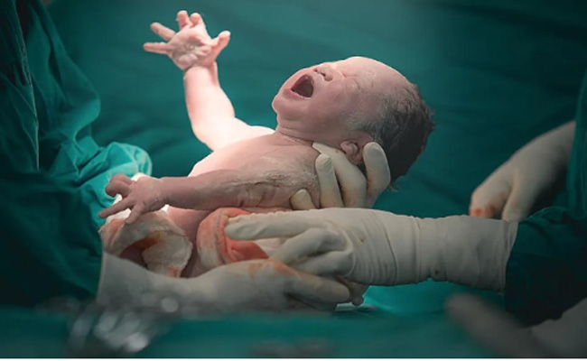 കണ്ണൂരില്‍ വീട്ടില്‍ പ്രസവം; യുവതി കുഴഞ്ഞു വീണു മരിച്ചു, ഭര്‍ത്താവും ബന്ധുക്കളും ഒളിവില്‍