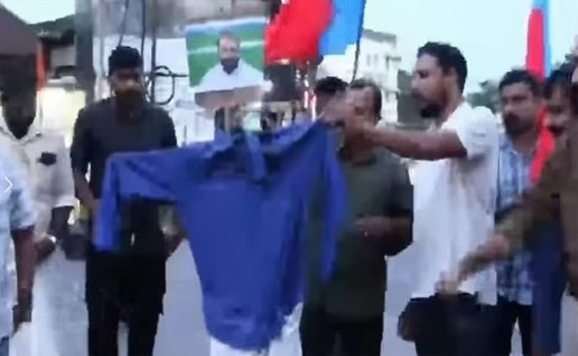 നാലുവെള്ളിക്കാശിന് വേണ്ടി കേരളത്തെ ഒറ്റിക്കൊടുത്തു’; ശിവന്‍കുട്ടിയുടെ കോലം കത്തിച്ച് എഐവൈഎഫ്