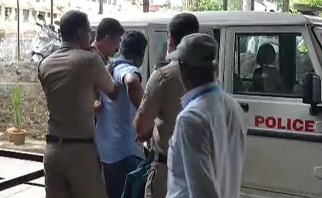 ഡോക്ടര്‍ക്ക് വെട്ടേറ്റു; ഞെട്ടിക്കുന്ന സംഭവം, കര്‍ശന നടപടിയെന്ന് വീണ ജോര്‍ജ്; കോഴിക്കോട് ജില്ലയില്‍ ഡോക്ടര്‍മാരുടെ മിന്നല്‍ പണിമുടക്ക്