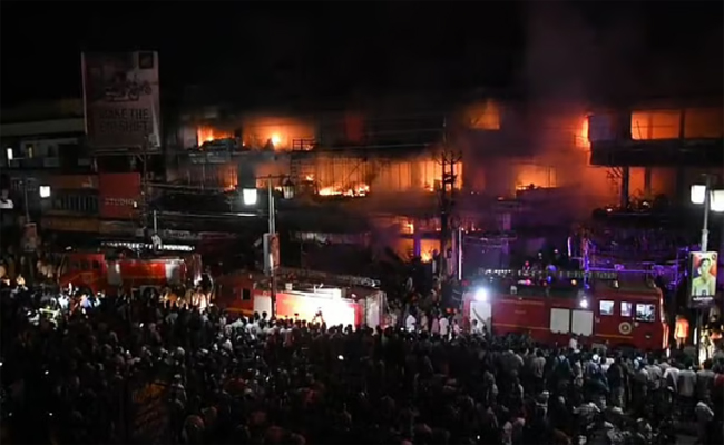 തളിപ്പറമ്പില്‍ തീ വിഴുങ്ങിയത് കോടികള്‍, എസികളും ഗ്യാസ് സിലിണ്ടറുകളും പൊട്ടിത്തെറിച്ച് ഉഗ്രസ്‌ഫോടനം; കത്തിനശിച്ചത് അന്‍പതിലേറെ കടകള്‍