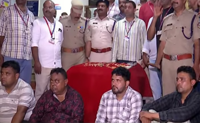 എസി കോച്ചില്‍ യാത്ര; ‘ ചെന്നൈ – മംഗലാപുരം ട്രെയിനില്‍ നിന്നും അരക്കോടിയുടെ സ്വര്‍ണം കവര്‍ന്നു, ‘സാസി’ സംഘം പിടിയില്‍