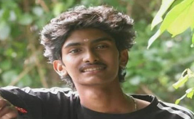 മദ്യക്കുപ്പിയുമായി സ്‌കൂളില്‍ എത്തി, അധ്യാപകര്‍ വീട്ടിലറിയിച്ചു; പ്ലസ്ടു വിദ്യാര്‍ഥി ആത്മഹത്യ ചെയ്ത നിലയില്‍