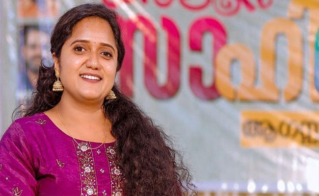 രാഹുല്‍ മാങ്കൂട്ടത്തിലിന് പിന്തുണ; ശ്രീനാദേവി കുഞ്ഞമ്മയോട് വിശദീകരണം തേടി കോണ്‍ഗ്രസ്