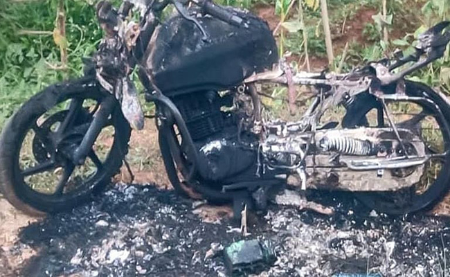 പയ്യന്നൂരില്‍ വി കുഞ്ഞികൃഷ്ണനെ പിന്തുണച്ച് പ്രകടനം; അനുകൂലിയുടെ ബൈക്ക് കത്തിച്ചു