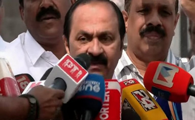 പ്രതികളെ ഇറക്കാന്‍ അന്വേഷണം മരവിപ്പിച്ചു, കേസ് എങ്ങുമെത്താതെ അവസാനിപ്പിക്കാന്‍ നീക്കം’; സ്വര്‍ണക്കൊള്ളയില്‍ സര്‍ക്കാരിനെതിരെ വി ഡി സതീശന്‍