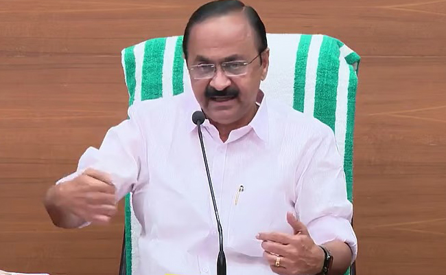 ‘വഖഫ് കേന്ദ്ര നിയമം, അമുസ്ലിങ്ങളെ ഉൾപ്പെടുത്തണമെന്ന് വ്യവസ്ഥയുണ്ട്; കഴിഞ്ഞ സർക്കാരും ഇത് സമ്മതിച്ചിരുന്നു’ ; ‘ഞാൻ അദ്ദേഹത്തെ കണ്ടില്ലല്ലോ?’; ടാറ്റ പ്രതിനിധികളുമായുള്ള ചർച്ചയുടെ ചിത്രം പുറത്തു വന്നില്ലേയെന്ന് മുഖ്യമന്ത്രി