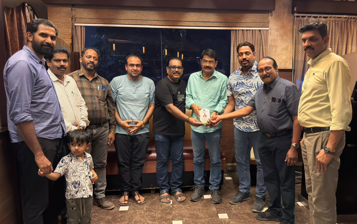 മൂന്ന് പതിറ്റാണ്ടിലെ പ്രവാസ ജീവിതത്തിന് വിരാമം; പങ്കജാക്ഷന് തൃശൂർ ജില്ലാ സൗഹൃദവേദി റിയാദ് ചാപ്റ്റര്‍  യാത്രയയപ്പ് നൽകി