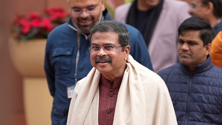 ‘പാറ്റകള്‍’ ലക്ഷ്യം കണ്ടു; ധര്‍മേന്ദ്ര പ്രധാന്‍ രാജിവച്ചു