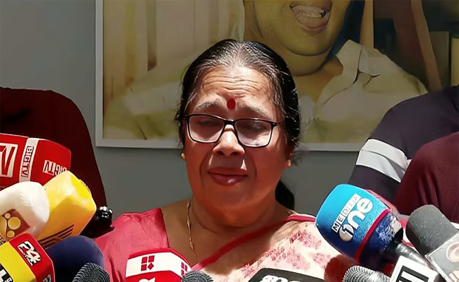 ‘ഏതോ എംഎല്‍എയുടെ ഭാര്യയായി നടിച്ച് പെന്‍ഷന്‍ വാങ്ങുന്നുവത്രേ, വ്യാജവാര്‍ത്ത പ്രചരിപ്പിക്കുന്നു’; മാധ്യമങ്ങള്‍ക്ക് മുന്നില്‍ വിതുമ്പി പികെ ശ്രീമതി