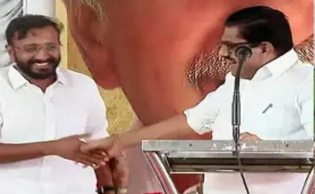 അലോഷ്യസ് സേവ്യറെ വേദിയിലേക്ക് ക്ഷണിച്ച് കൈകൊടുത്ത് സുധീരൻ; ‘നിലപാടുകൾ ആർജ്ജവത്തോടെ പറയുന്ന നേതാവ്’ എന്ന് പ്രശംസ