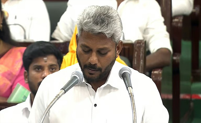 വിവാഹത്തിന് യുവതികള്‍ക്ക് സ്വര്‍ണ നാണയം, ജെന്‍സി വിദ്യാര്‍ഥികള്‍ക്ക് സൈക്കിളും ഹെല്‍മറ്റും; ജനകീയ പ്രഖ്യാപനങ്ങളുമായി വിജയ് സര്‍ക്കാരിന്റെ ആദ്യ ബജറ്റ്