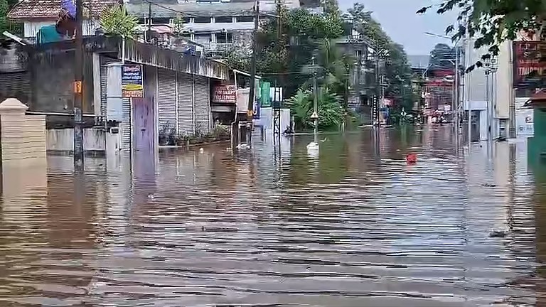 ‘അരമണിക്കൂര്‍ കൊണ്ട് വെള്ളം കയറി, 2018ലേതു പോലെയായി’; പാതിരാത്രിയിലെ പേമാരിയില്‍ മുങ്ങി റാന്നി ടൗണ്‍