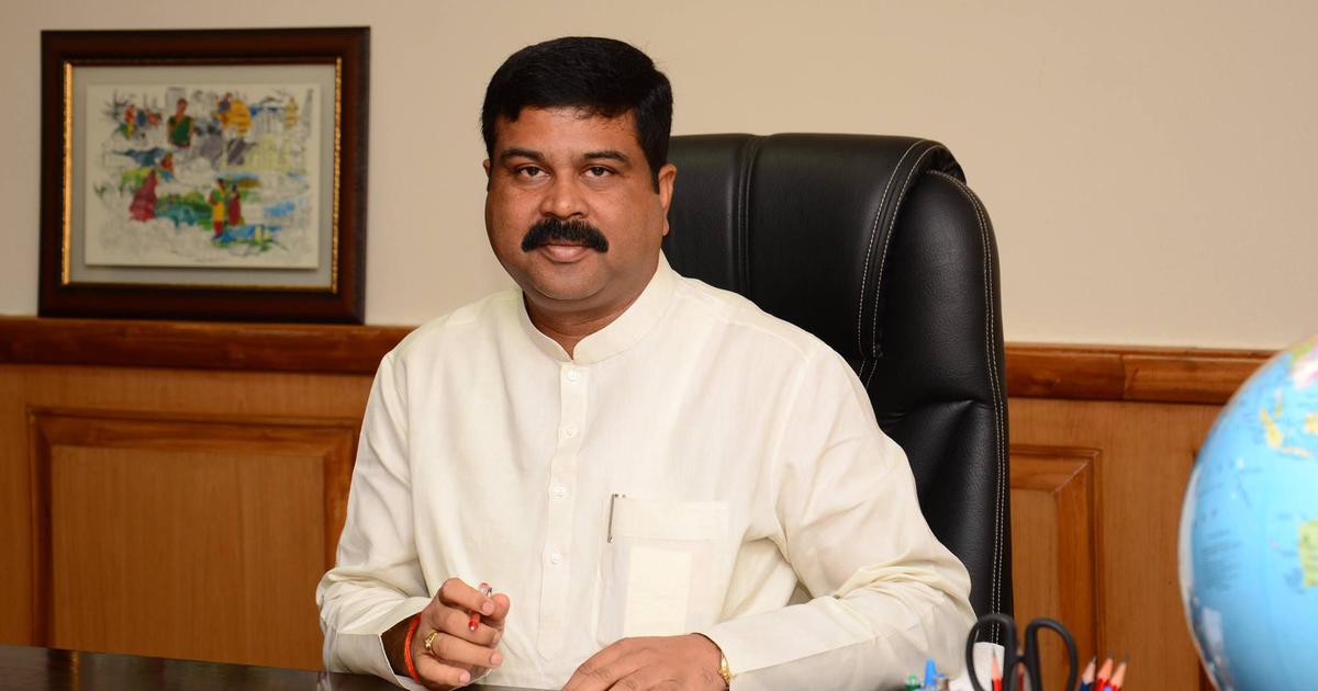 ഇന്ധനവില വര്‍ധനവ് ന്യായികരിച്ച് കേന്ദ്ര  പെട്രോളിയം മന്ത്രി ധർമ്മേന്ദ്ര പ്രധാൻ , ജനക്ഷേമ പ്രവര്‍ത്തനങ്ങള്‍ക്ക് പണം കണ്ടെത്താനാണ്‌ വിലവധനയെന്ന വിചിത്രവാദം.