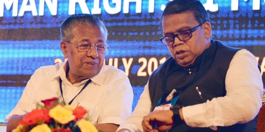 ഇതിന്നും ഇന്നലെയും കേൾക്കുന്നതല്ല. 2003-ൽ നരേന്ദ്ര മോദിയുടെ ഗുജറാത്ത്‌ സർക്കാരിൽ ആഭ്യന്തര മന്ത്രിയായിരുന്ന ഹരെൺ പാണ്ഡ്യയുടെ കൊലപാതകത്തിന്റെ അന്വേഷണം മുതൽ ഒരറ്റത്തു ബെഹ്‌റയും മറ്റേ അറ്റത്തു മോദിയും ഷായുമുണ്ട്.