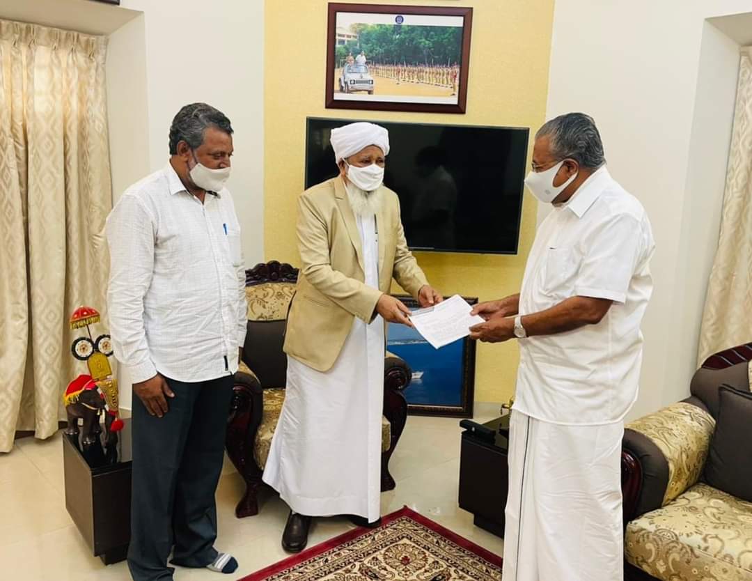 ന്യൂനപക്ഷ സ്കോളർഷിപ്പിൽ നേരത്തേ ലഭിച്ചിരുന്ന അതേ അവകാശം  ലഭിക്കണമെന്നാവശ്യപ്പെട്ട് മുഖ്യമന്ത്രിക്ക് നിവേദനം നൽകി കാന്തപുരം എപി അബൂബക്കർ മുസ്ല്യാർ.