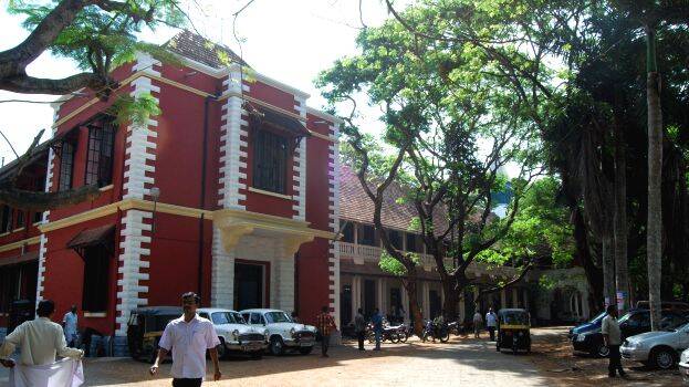 റോഡിൽ ചോരവാർന്നു കിടന്നയാൾക്ക് രക്ഷകനായി ജില്ലാ ജഡ്ജി.