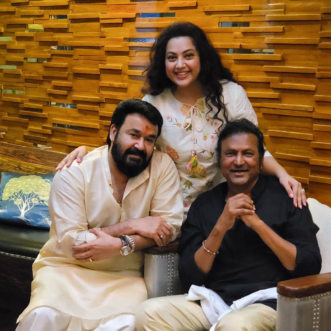 മോഹൻലാലിനും മീനയ്ക്കും വിരുന്നൊരുക്കി കന്നഡ സൂപ്പർസ്റ്റാർ മോഹൻ ബാബു