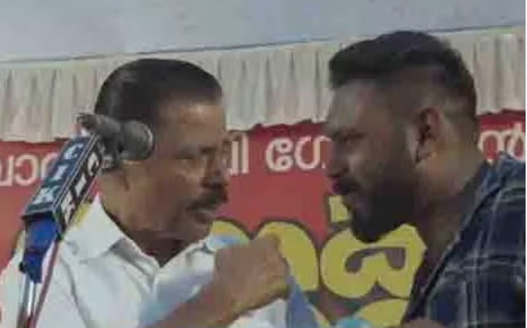 ചെറിയ മാറ്റം വരുത്തിയാൽ സ്ത്രീ ശബ്ദമായേനെ’; മൈക്ക് ഓപ്പറേറ്റർക്ക് ശകാരം, എംവി ഗോവിന്ദന് എതിരെ ലൈറ്റ് ആന്റ് സൗണ്ട് അസോസിയേഷൻ