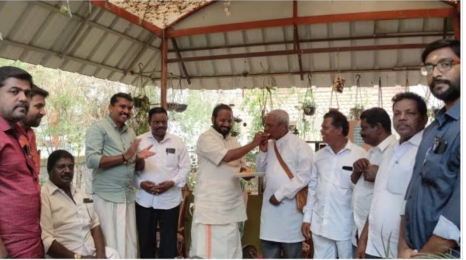 ബിജെപി നേതാവിന്റെ വീട്ടിലെത്തി വിഷു ആശംസകളര്‍പ്പിച്ച് ക്രിസ്ത്യന്‍ പുരോഹിതന്‍മാര്‍