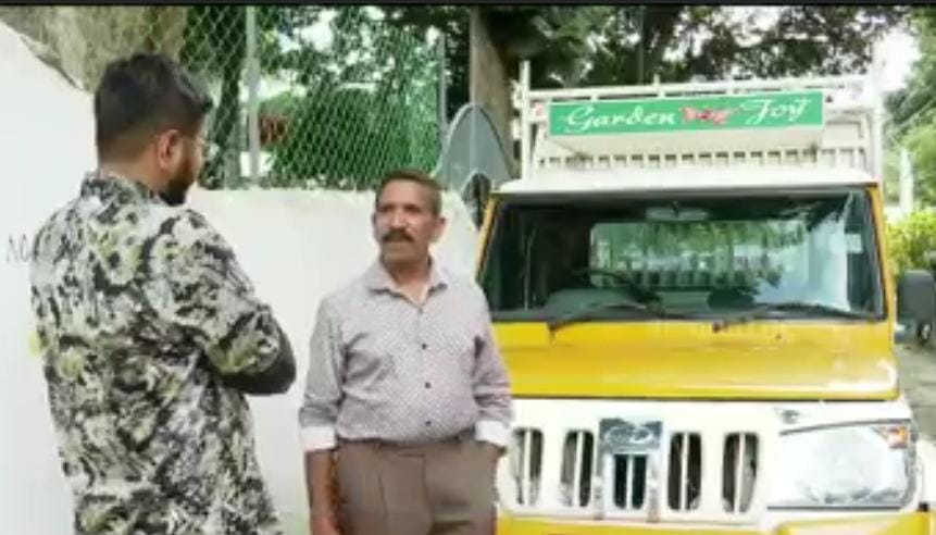 ഹെൽമെറ്റ് ഇല്ലാതെ പിക്കപ്പ് വാഹനം ഓടിച്ചതിന് മുൻ പ്രവാസി മാധ്യമ പ്രവർത്തകന് പിഴ: പരാതിയെ തുടർന്ന് പിഴ ഒഴുവാക്കി