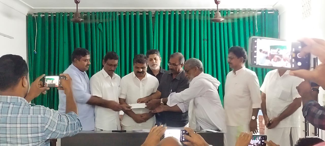 കുടുംബ സുരക്ഷാ പദ്ധതി വിഹിതം കൈമാറി” കെഎംസിസി തൃശൂർ ജില്ലാ കമ്മറ്റി