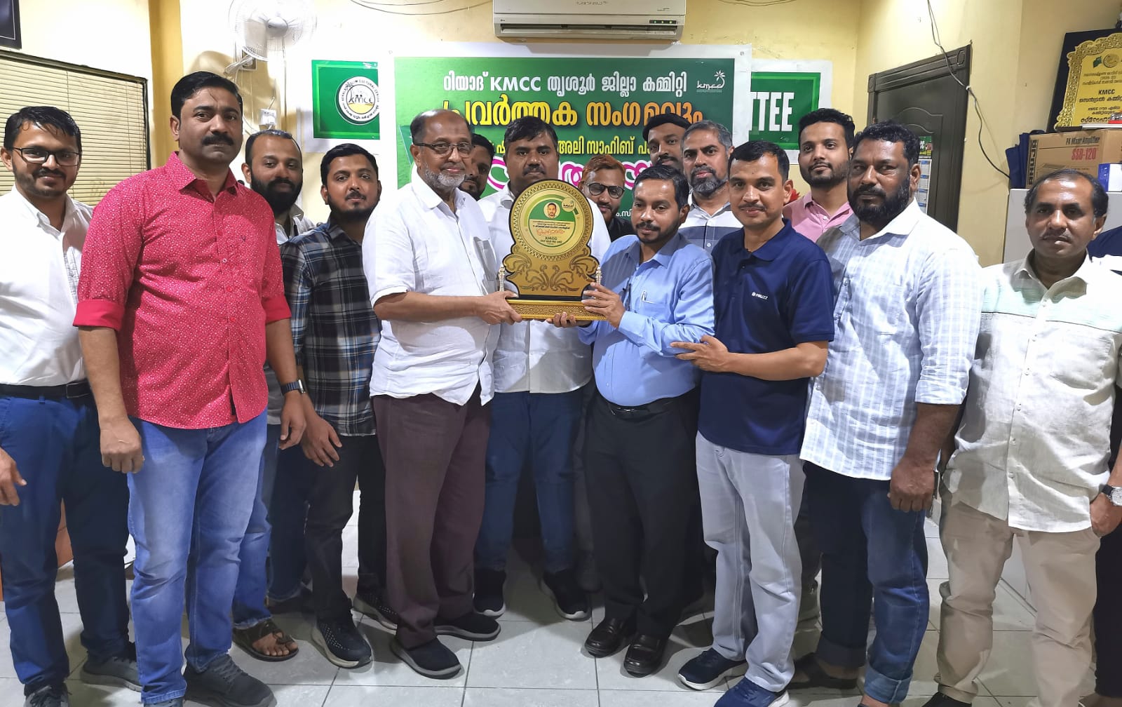 കെഎംസിസി റിയാദ് തൃശൂർ ജില്ലാ കമ്മറ്റി പ്രസിഡൻ്റ് ഷൗക്കത്ത് അലി പലപ്പിള്ളിക്ക് യാത്രയയപ്പ് നല്കി .
